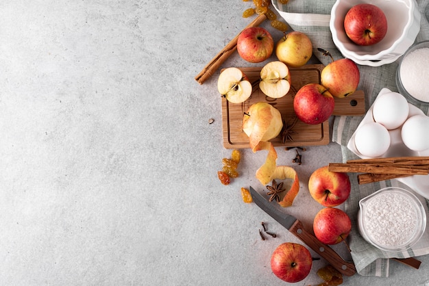 Ingrediënten voor appeltaart - rode appels, bloem, eieren