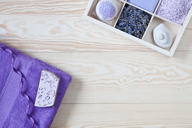 Ingrediënten voor aromatherapie en spa, aromatisch zeezout en handdoeken.