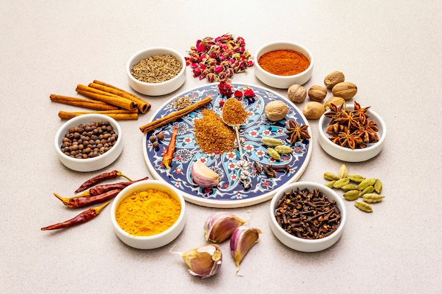 Ingrediënten voor bereiding oosterse kruiden Ras el Hanout