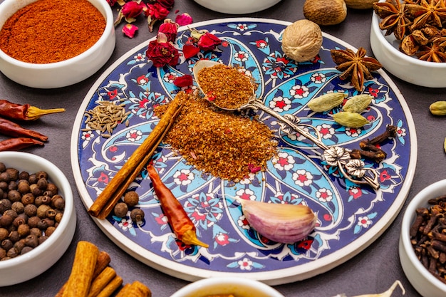 Ingrediënten voor bereiding oosterse kruiden Ras el Hanout