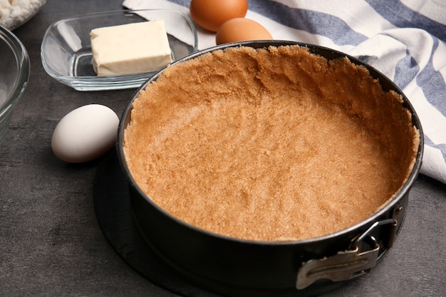 Ingrediënten voor cheesecake op keukentafel