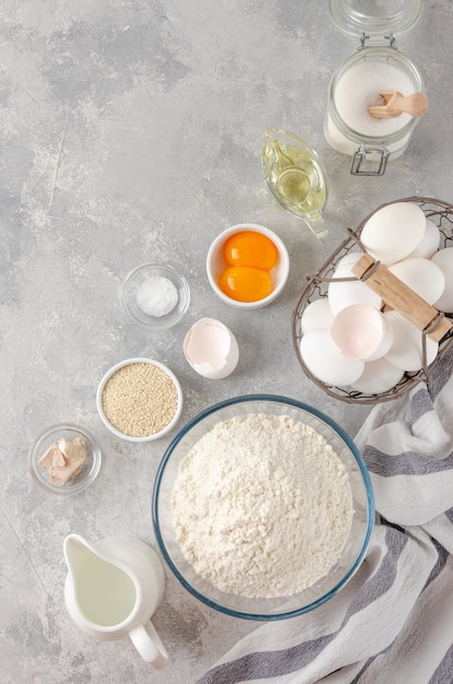 Ingrediënten voor de bereiding van challah brood deeg meel water suiker eieren gist olie zout