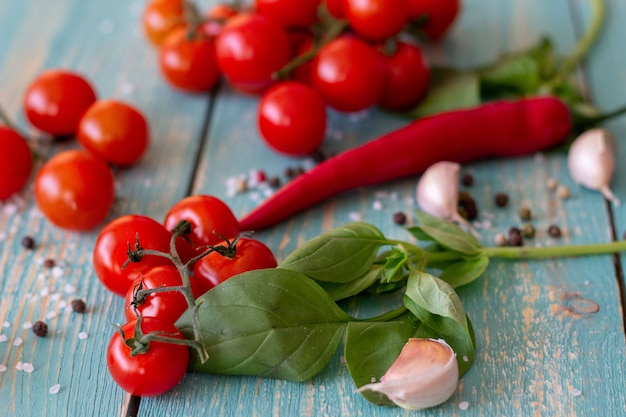 Ingrediënten voor de Italiaanse en Mediterrane keuken. Houten achtergrond.