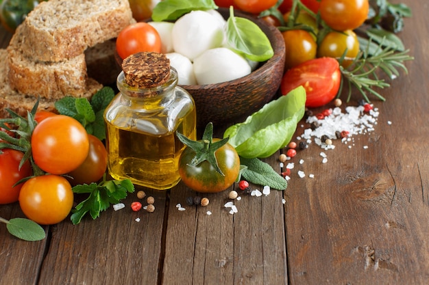 Ingrediënten voor de Italiaanse keuken: mozzarella, tomaten, basilicum, olijfolie en brood