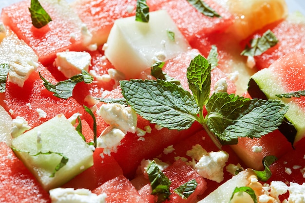 Ingrediënten voor de salade van watermeloen, kaas en munt. voedsel achtergrond.