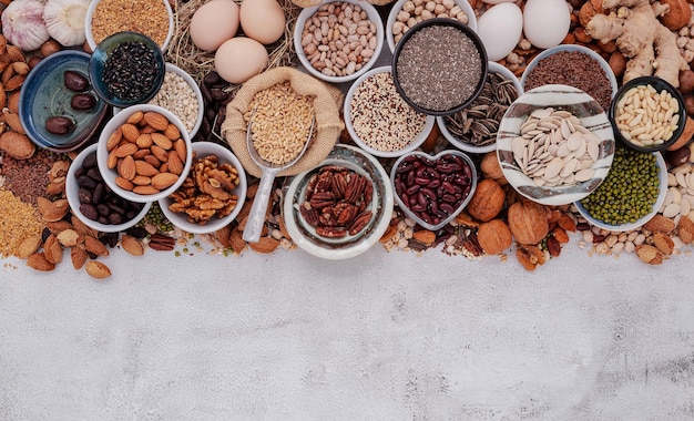 Foto ingrediënten voor de selectie van gezonde voeding het concept van superfoods is opgezet op een witte, armoedige betonnen achtergrond met kopieerruimte