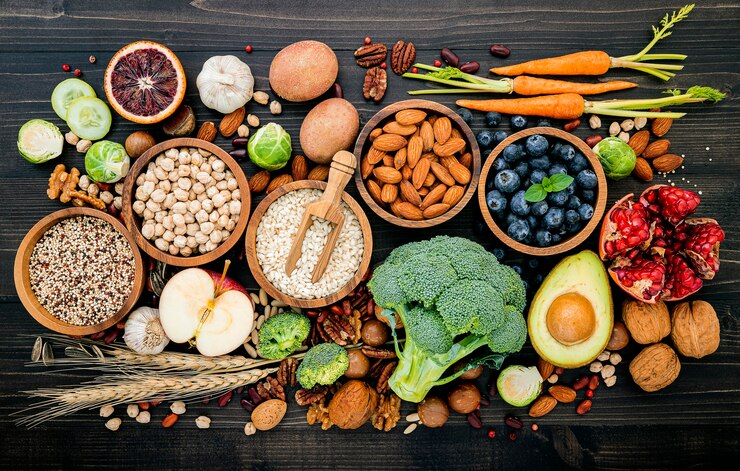Ingrediënten voor de selectie van gezonde voeding opgezet op houten