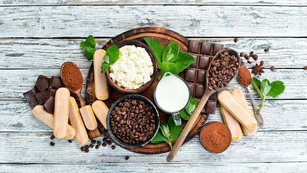 Ingrediënten voor desserttiramisu op een witte houten achtergrond