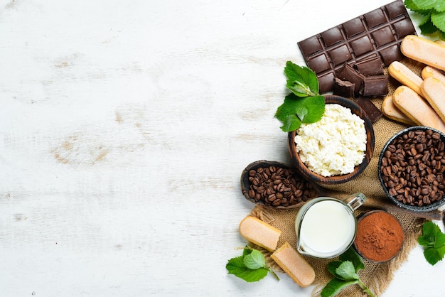 Ingrediënten voor desserttiramisu op een witte houten achtergrond