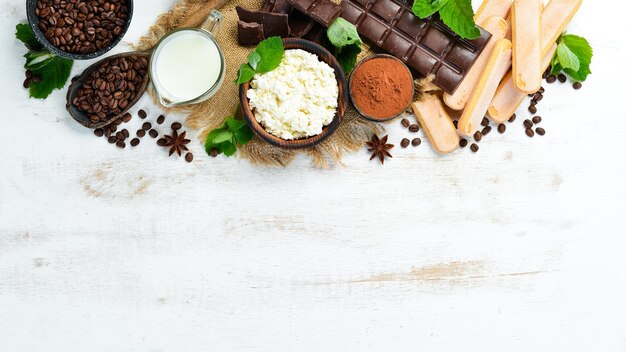Ingrediënten voor desserttiramisu op een witte houten achtergrond