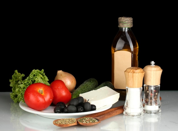 Ingrediënten voor een Griekse salade op zwarte achtergrond
