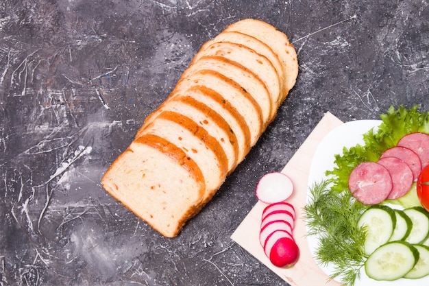 Ingrediënten voor een sandwich op een zwarte ondergrond