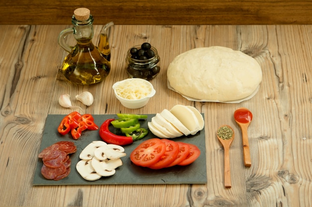 Ingrediënten voor een veganistische pizza