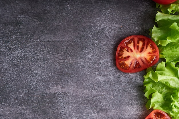 ingrediënten voor een vegetarisch broodje op een grijze tafel Kopieer de ruimte