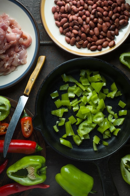 Ingrediënten voor fajita en een mes op een snijplank