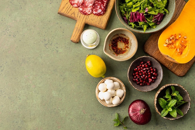 Ingrediënten voor gebakken pompoensalade chorizo en mozzarella Het concept van gezond eten