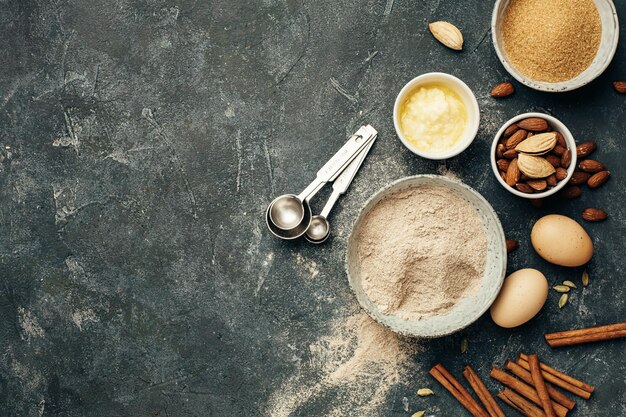 Ingrediënten voor glutenvrij bakken amandelmeel eieren bruine suiker