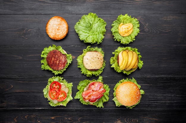 Ingrediënten voor Hamburger. uitzicht van boven. Zwart hout oppervlak