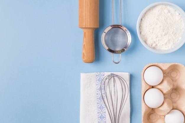 Ingrediënten voor het bakken op een blauwe achtergrond