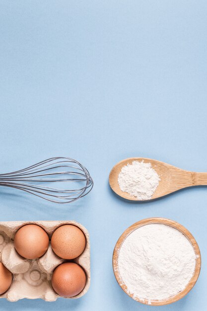 Ingrediënten voor het bakken op een blauwe achtergrond