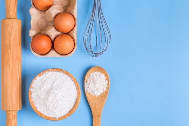 Ingrediënten voor het bakken op een blauwe achtergrond