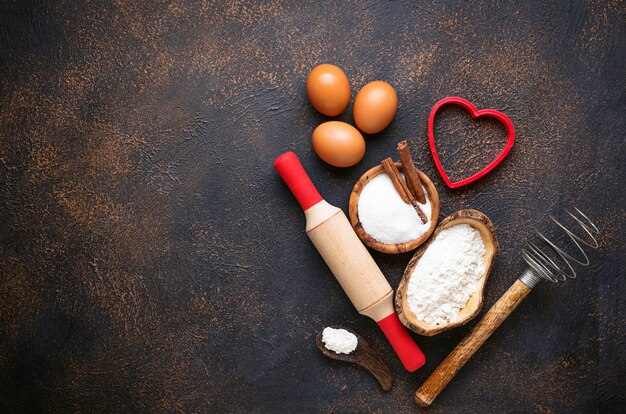 Ingrediënten voor het bakken op roestige achtergrond