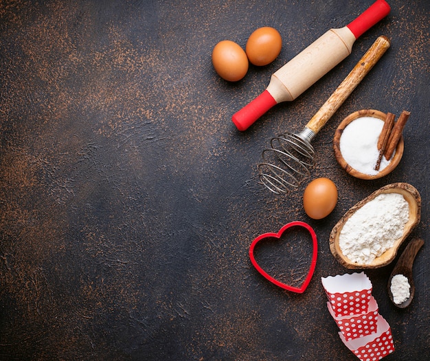 Ingrediënten voor het bakken op roestige achtergrond