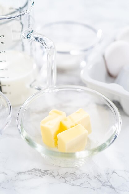 Ingrediënten voor het bakken van briochebroodjes op de keukentafel.
