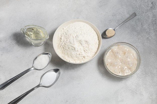 Ingrediënten voor het bakken van brood op een lichte ondergrond