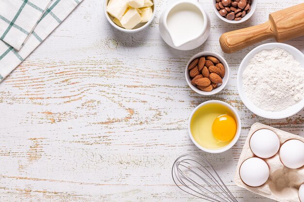 Ingrediënten voor het bakken van meel eieren zout suiker melk