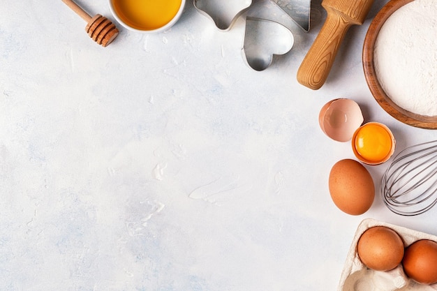 Ingrediënten voor het bakken van meel houten lepel eieren