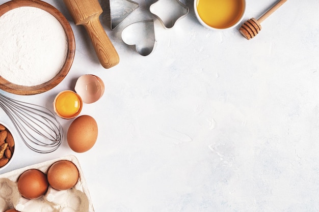 Ingrediënten voor het bakken van meel houten lepel eieren