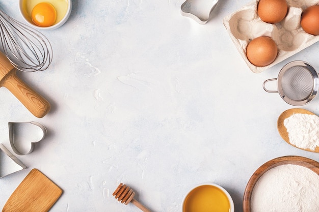 Ingrediënten voor het bakken van meel houten lepel eieren