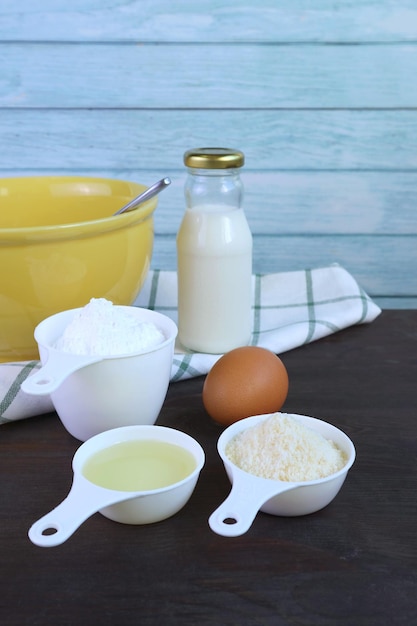 Ingrediënten voor het bakken van pao de queijo, een populair Braziliaans kaasbrood op houten tafel