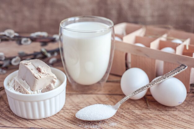 Ingrediënten voor het bakken van Pasen cake - eieren, melk