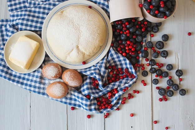 Ingrediënten voor het bakken van zoete cakes met bessen.