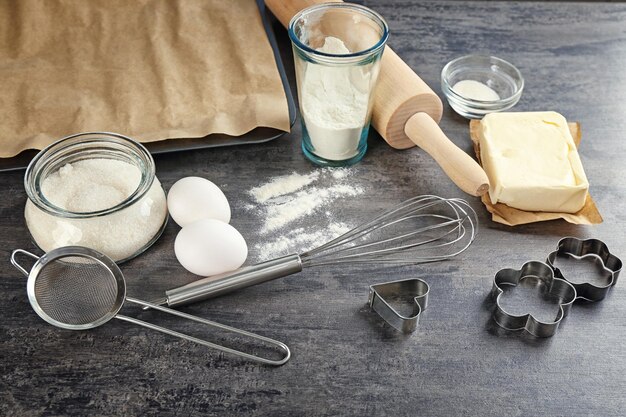 Foto ingrediënten voor het bereiden van boterkoekjes op de keukentafel