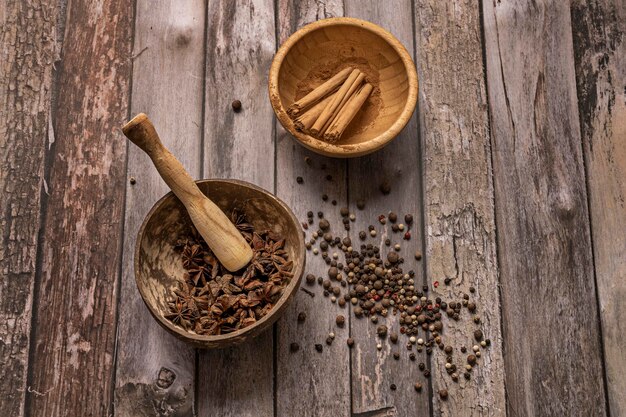 Ingrediënten voor het bereiden van een zoet drankje op vintage houten tafel