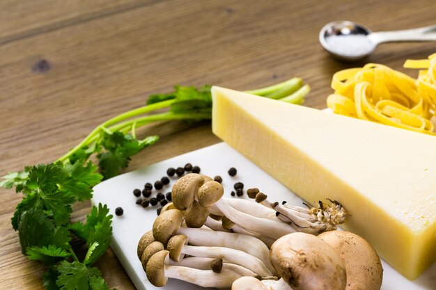 Ingrediënten voor het bereiden van fettuccine met romige champignonsaus.