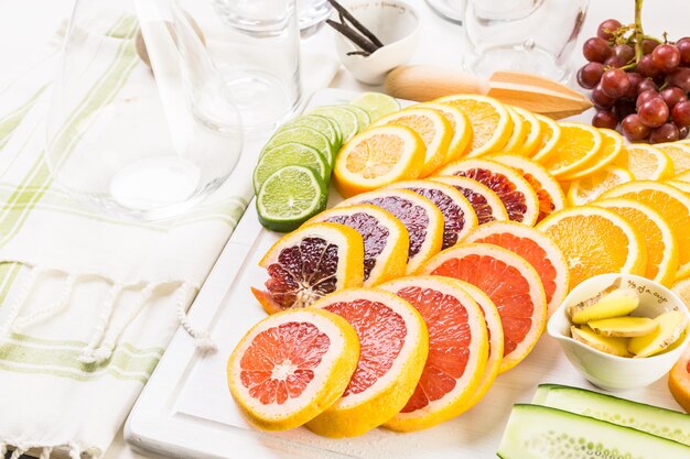 Ingrediënten voor het bereiden van ontgiftend citruswater als verfrissend zomerdrankje.