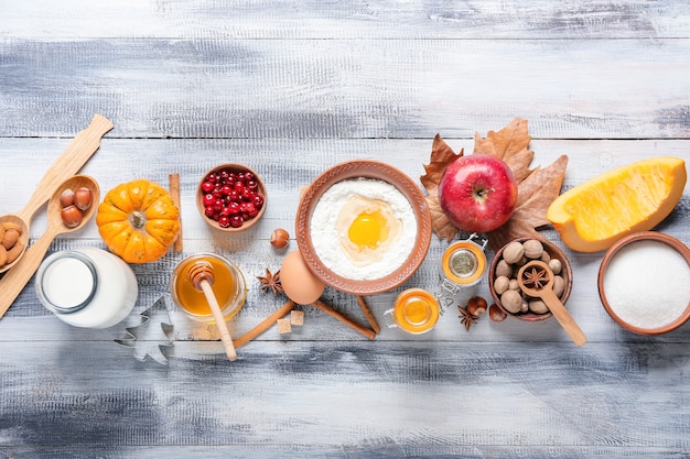 Ingrediënten voor het bereiden van pompoentaart op houten