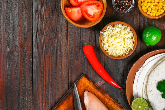 Ingrediënten voor het bereiden van traditionele Mexicaanse enchiladas.