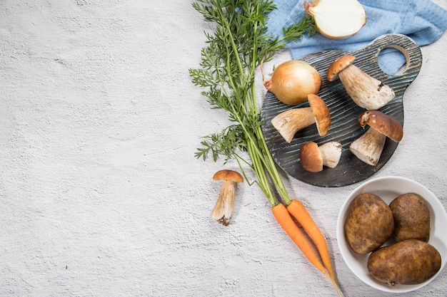 Ingrediënten voor het bereiden van verschillende gerechten van boseekhoorntjesbrood