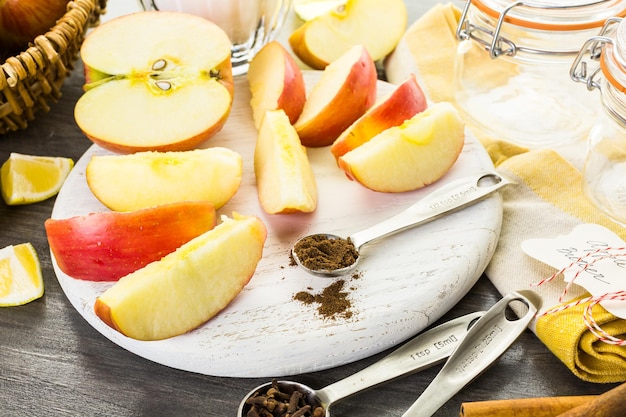 Ingrediënten voor het bereiden van zelfgemaakte appelboter van biologische appels.