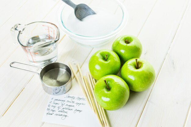 Ingrediënten voor het bereiden van zelfgemaakte zwarte snoepappels.