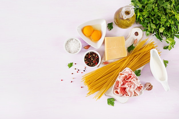 Ingrediënten voor het koken Carbonara pasta, spaghetti met pancetta, ei, paprika, zout en harde Parmezaanse kaas.