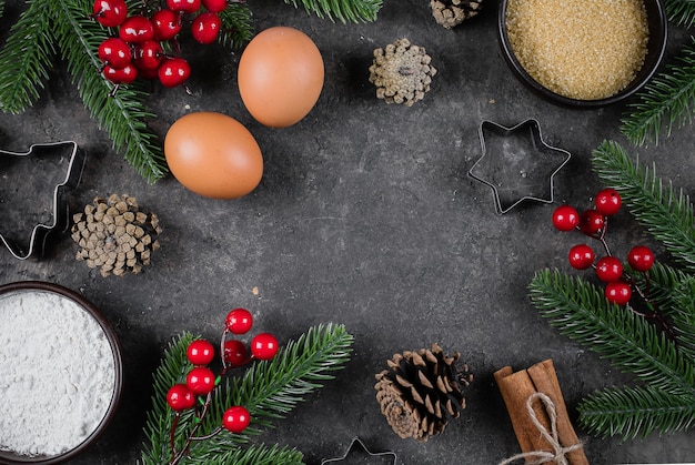 Ingrediënten voor het koken kerstmeel, bruine suiker, eieren, kruiden