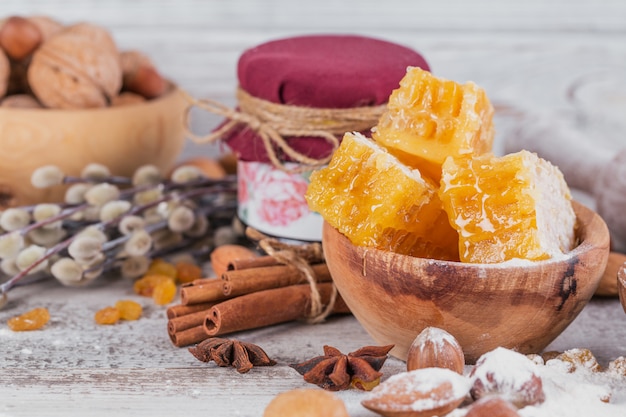 Ingrediënten voor het koken van brood of koekjes met honingraat, bloem, rozijnen, mix van noten, kruiden