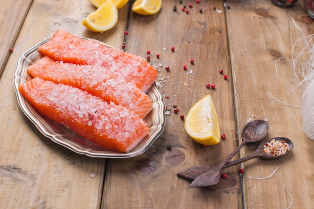 Ingrediënten voor het koken van chinees eten. zalmfilet en glasnoedels.