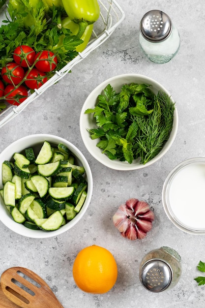 Foto ingrediënten voor het koken van griekse gehaktballen met salade en tzatziki saus